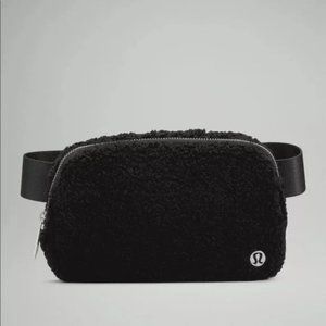 NWT Lululemon Everywhere Belt Bag *Fleece in Black